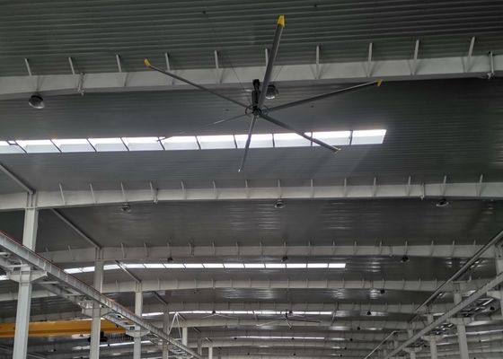 Un buon prezzo. Ventilatore di soffitto a motore con 5 lame in linea