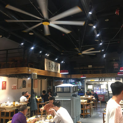 Un buon prezzo. Ventilatori HVLS PMSM per raffreddamento dell'aria nei ristoranti e nel food court in linea