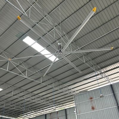 20FT Industrial HVLS Ceiling Fan Sliver Grigio Supporto personalizzato ODM per allevamenti di animali da allevamento Soluzione gratuita di manutenzione
