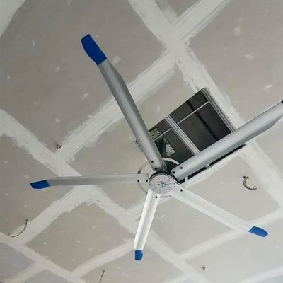 Un buon prezzo. Applicazione di ventilatori industriali a soffitto di grandi dimensioni nel centro sportivo interno del basket in linea