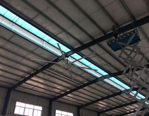 Un buon prezzo. Ventilatore di soffitto industriale di magazzino di grandi dimensioni in linea