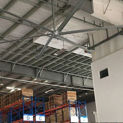 Un buon prezzo. Ventilatori industriali per soffitti con motore a cambio o motore PMSM configurati come ventilatore HVLS per ventilazione e raffreddamento in officina in linea