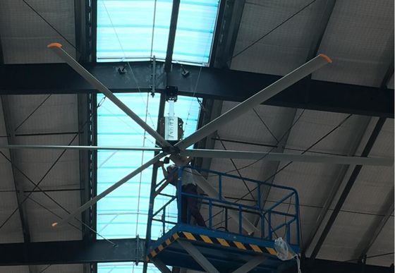 Un buon prezzo. Ventilatore HVLS montato su palo in officina in linea