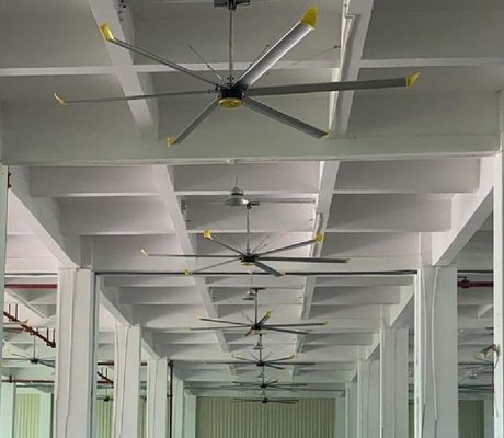 Un buon prezzo. Ventilatore di soffitto a lame di alluminio montato su palo in linea
